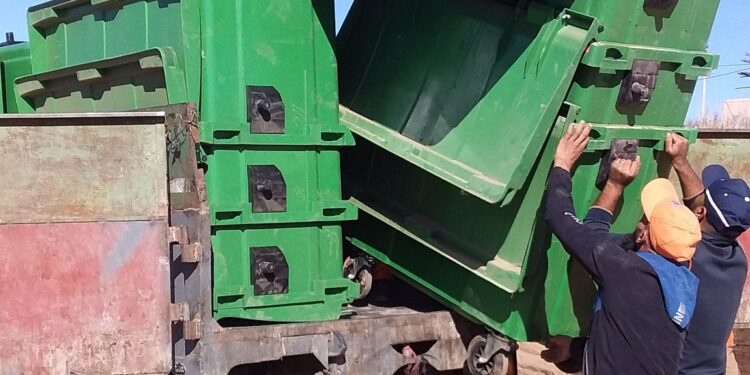 اشتوكة:توزيع حاويات للنفايات بدوار تقسبيت في إطار تحسين البيئة المحلية