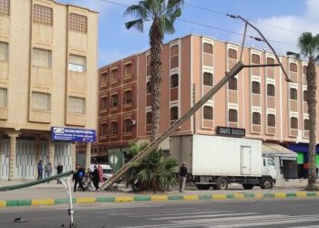 من المسؤول؟.. اصطدام شاحنة بعمود كهربائي يشلّ نصف أيت ملول