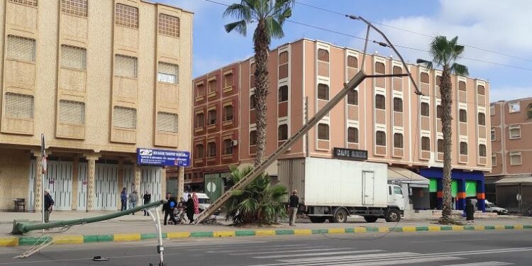 من المسؤول؟.. اصطدام شاحنة بعمود كهربائي يشلّ نصف أيت ملول