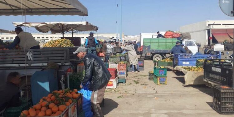 كلميم: منع بيع الخضر والفواكه في الأحياء يثير الجدل