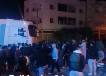 حادثة سير مروعة بتيكيوين: شاحنة تسحل شابًا لمسافة طويلة بحي الزيتون