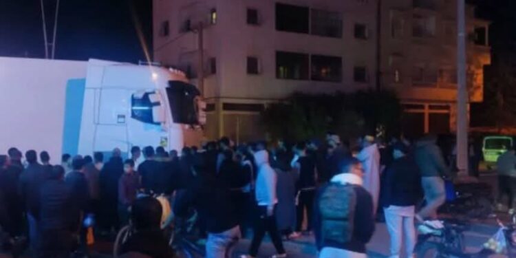 حادثة سير مروعة بتيكيوين: شاحنة تسحل شابًا لمسافة طويلة بحي الزيتون