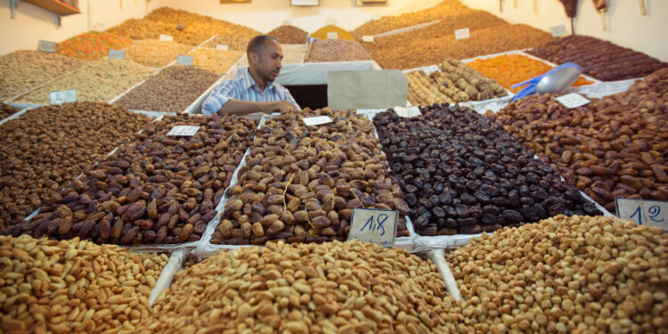 مع اقتراب شهر رمضان.. مخاوف من غزو التمور الجزائرية المستوردة