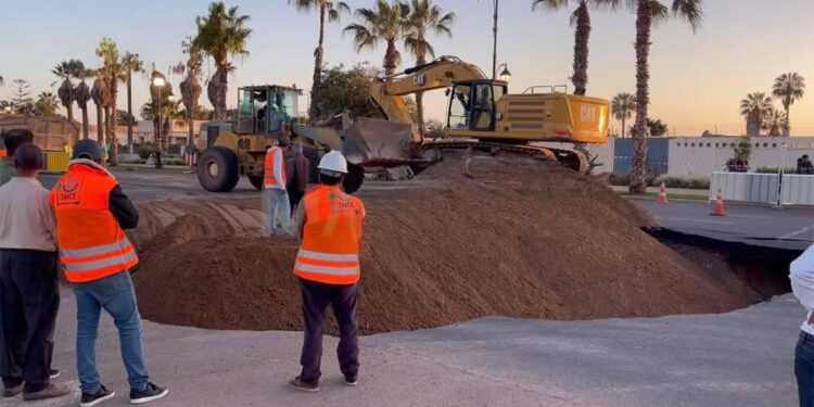 تواصل الأشغال لردم الحفرة العميقة على طريق أكادير – إنزكان