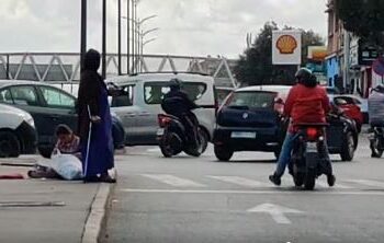 التسول تحت المجهر.. سيارة توزع متسولين في أماكن متفرقة والسلطات مطالبة بالتحقيق