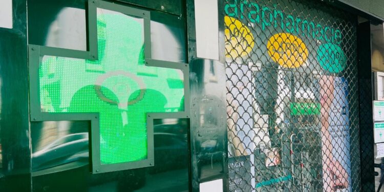 إلزام قانوني وتجاهل ميداني.. صيدليات آيت عميرة تغلق أبوابها ليلاً