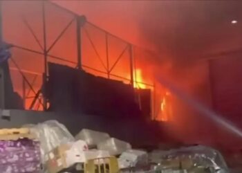 حريق مهول يندلع بمنطقة البضائع التابعة للخطوط الملكية المغربية بمطار محمد الخامس