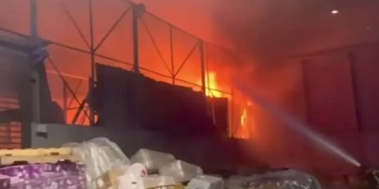 حريق مهول يندلع بمنطقة البضائع التابعة للخطوط الملكية المغربية بمطار محمد الخامس