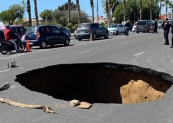 حفرة عميقة بأكادير تُثير المخاوف.. والجماعة توضح ملابسات الحادث