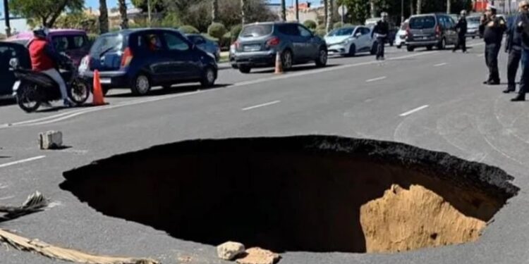 حفرة عميقة بأكادير تُثير المخاوف.. والجماعة توضح ملابسات الحادث