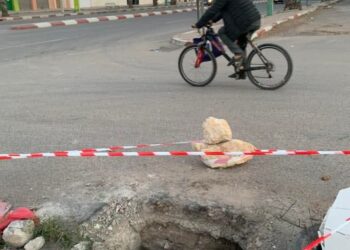 بعد فاجعة بركان..بالوعة مفتوحة تهدد مستعملي الطريق بأيت ملول