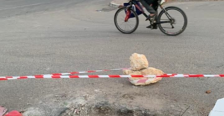 بعد فاجعة بركان..بالوعة مفتوحة تهدد مستعملي الطريق بأيت ملول