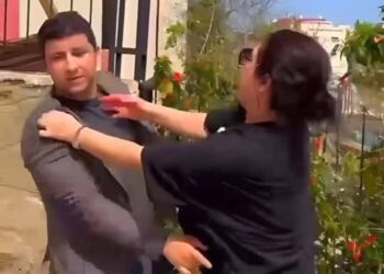 والدة الشابة التي صفعت القائد: “ابنتي أخطأت وتستحق التأديب.. لكنها لم تكن تعلم هويته وأطلب الصفح”