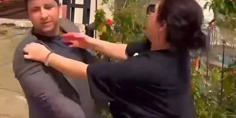 والدة الشابة التي صفعت القائد: “ابنتي أخطأت وتستحق التأديب.. لكنها لم تكن تعلم هويته وأطلب الصفح”