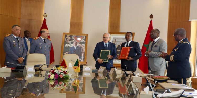 المغرب والكاميرون يعززان التعاون العسكري بتوقيع اتفاقية استراتيجية.