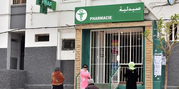 الشباك الحديدي.. هل يحمي الصيدلي أم يضر بصحة المريض؟