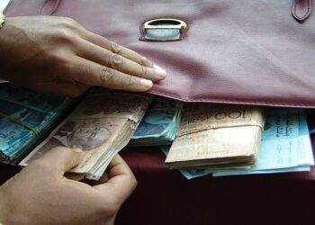 أسقط سياسيين ومسؤولين كبار.. النيابة العامة تكشف حصيلة خط التبليغ عن الرشوة