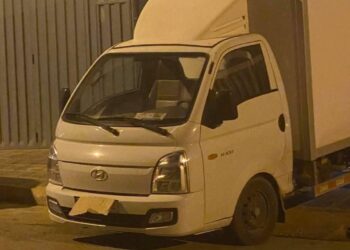 شاحنة غامضة تثير الشبهات أمام منزل مسؤول حكومي