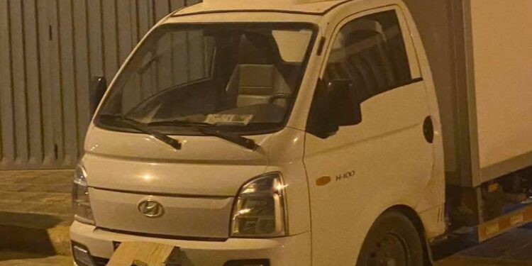 شاحنة غامضة تثير الشبهات أمام منزل مسؤول حكومي