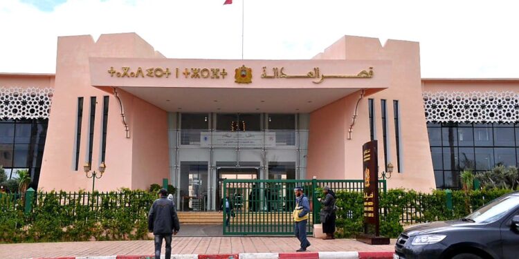 أثناء محاكمة إبنها.. عائلة تعتدي على محام