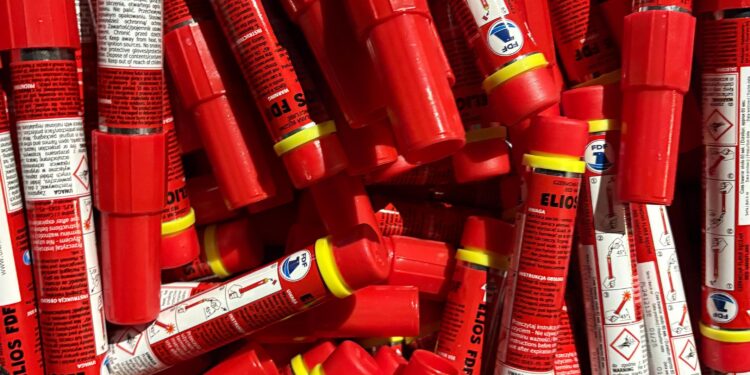 الأمن والجمارك يفككان محاولة تهريب خطيرة لمفرقعات وشهب نارية بميناء طنجة