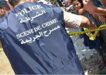 رجل يقتل زوجته أمام أطفالهما الثلاثة