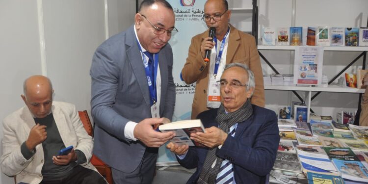 رواق النقابة الوطنية للصحافة المغربية يحتفي بتقديم كتاب “الصحراء المغربية وأفريقيا” للإعلامي الحبيب العسري.