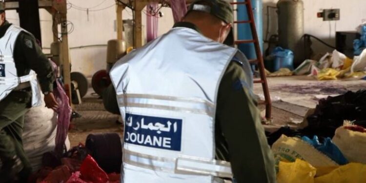 أكادير: الجمارك تداهم مصنعًا سريًا للبلاستيك الممنوع بأيت ملول