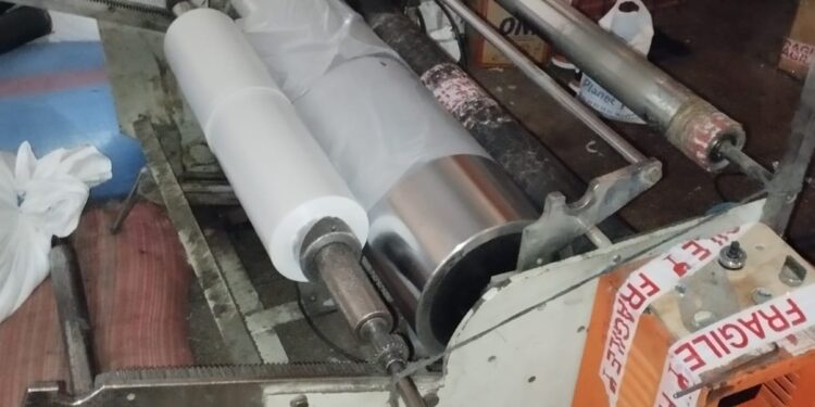 بتنسيق محكم.. الجمارك تداهم مصنعاً سرياً للأكياس البلاستيكية المحظورة بآيت ملول