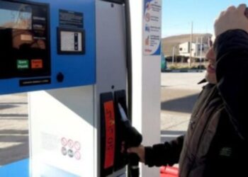 برلماني يسائل الحكومة: أين يذهب فارق أسعار المحروقات بين السوق العالمي والمحلي؟