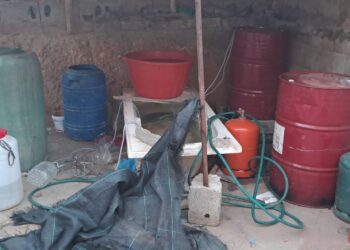 شرطة تيزنيت تفكك عصابة متورطة في اقتحام المنازل وترويج “ماء الحياة”