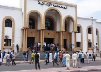 إيقاف منتحل صفة ضابط شرطة متلبسًا بالنصب على متقاضين أمام المحكمة الابتدائية بإنزكان