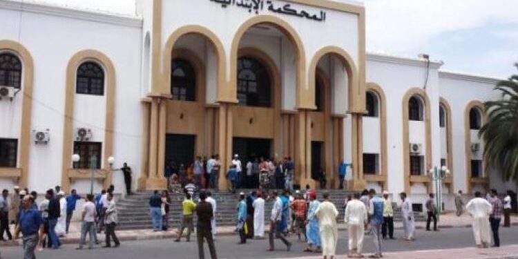 إيقاف منتحل صفة ضابط شرطة متلبسًا بالنصب على متقاضين أمام المحكمة الابتدائية بإنزكان