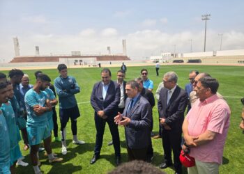 والي سوس في تداريب حسنية أكادير: دفعة معنوية قبل المباراة المصيرية