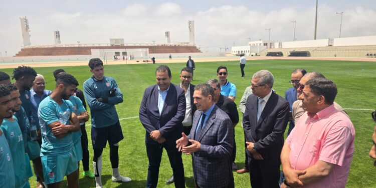 والي سوس في تداريب حسنية أكادير: دفعة معنوية قبل المباراة المصيرية
