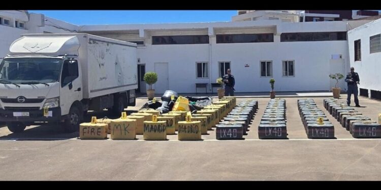 الدرك الملكي بتغازوت يُحبط تهريب 3.5 طن من المخدرات ويوقف 5 أشخاص.