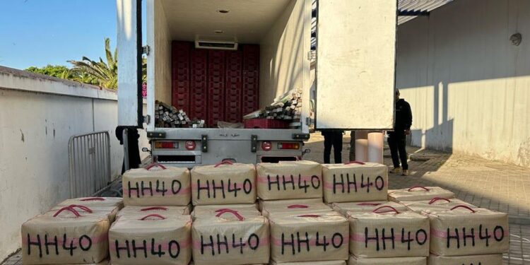 بناء على معلومات وفرتها مصالح DST:أمن الصويرة يحجز طنًا و600 كلغ من الشيرا ويوقف مشتبهين