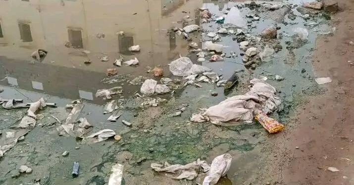 سيدي بيبي: طرق محفرة ومياه آسنة في ظل “مسار الإنجازات”