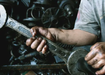 عمل الأطفال.. معضلة مستمرة وسط شعارات التنمية والاستثمار في الشباب