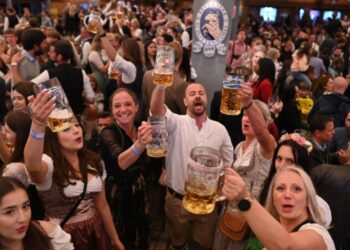 ألمانيا.. امرأة تهاجم بسلاح أبيض رواد أكبر مهرجان عالمي للبيرة بميونيخ