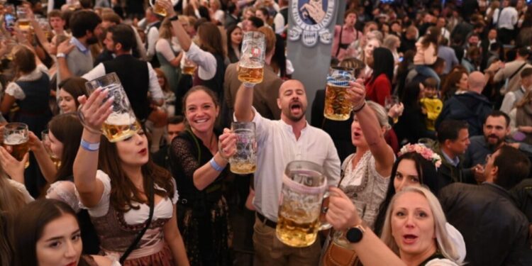 ألمانيا.. امرأة تهاجم بسلاح أبيض رواد أكبر مهرجان عالمي للبيرة بميونيخ