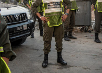 في مشهد بطولي ومؤثر.. عنصر من القوات المساعدة ينقذ فتاة من الغرق بشاطئ أركمان