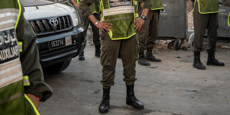 في مشهد بطولي ومؤثر.. عنصر من القوات المساعدة ينقذ فتاة من الغرق بشاطئ أركمان