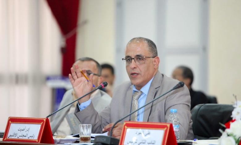 مهزلة في اشتوكة آيت باها: مجلس إقليمي على صفيح ساخن… و”الكراسي” أولى من الساكنة!