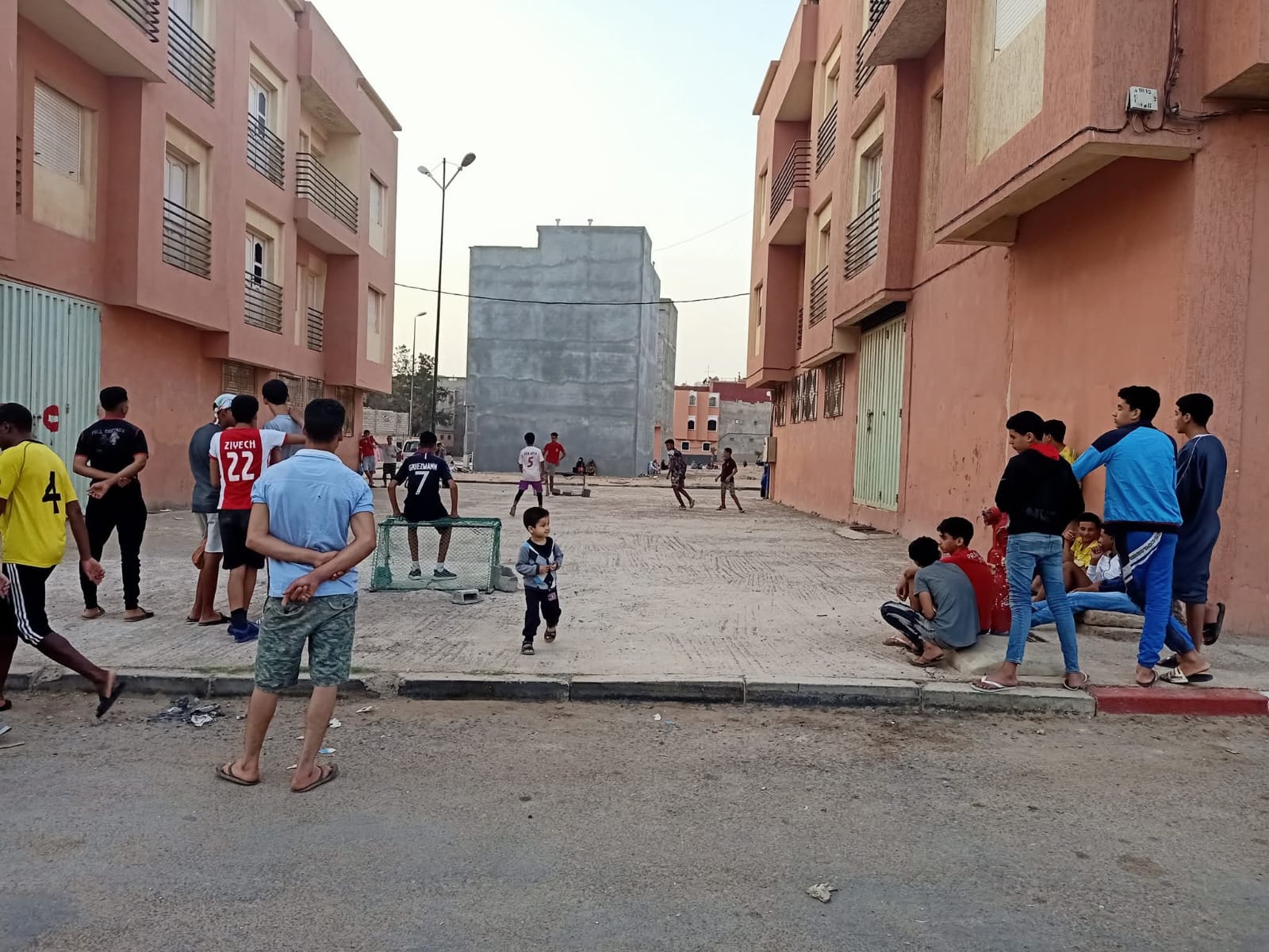 أطفال أزرو أيت ملول.. حين تتحول الأزقة إلى ملاعب في غياب البديل