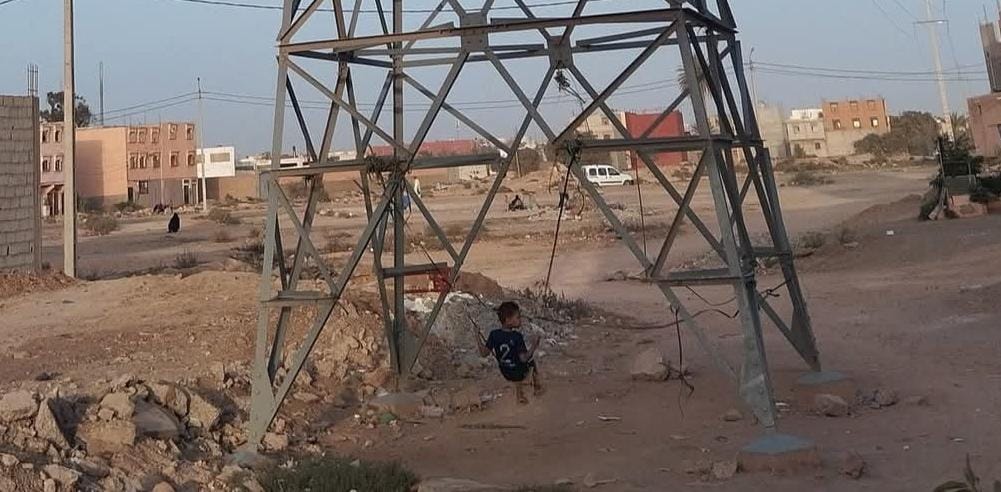 طفولة معلّقة بين الخطر والإهمال: حين تتحوّل أبراج الكهرباء إلى ملاعب بديلة
