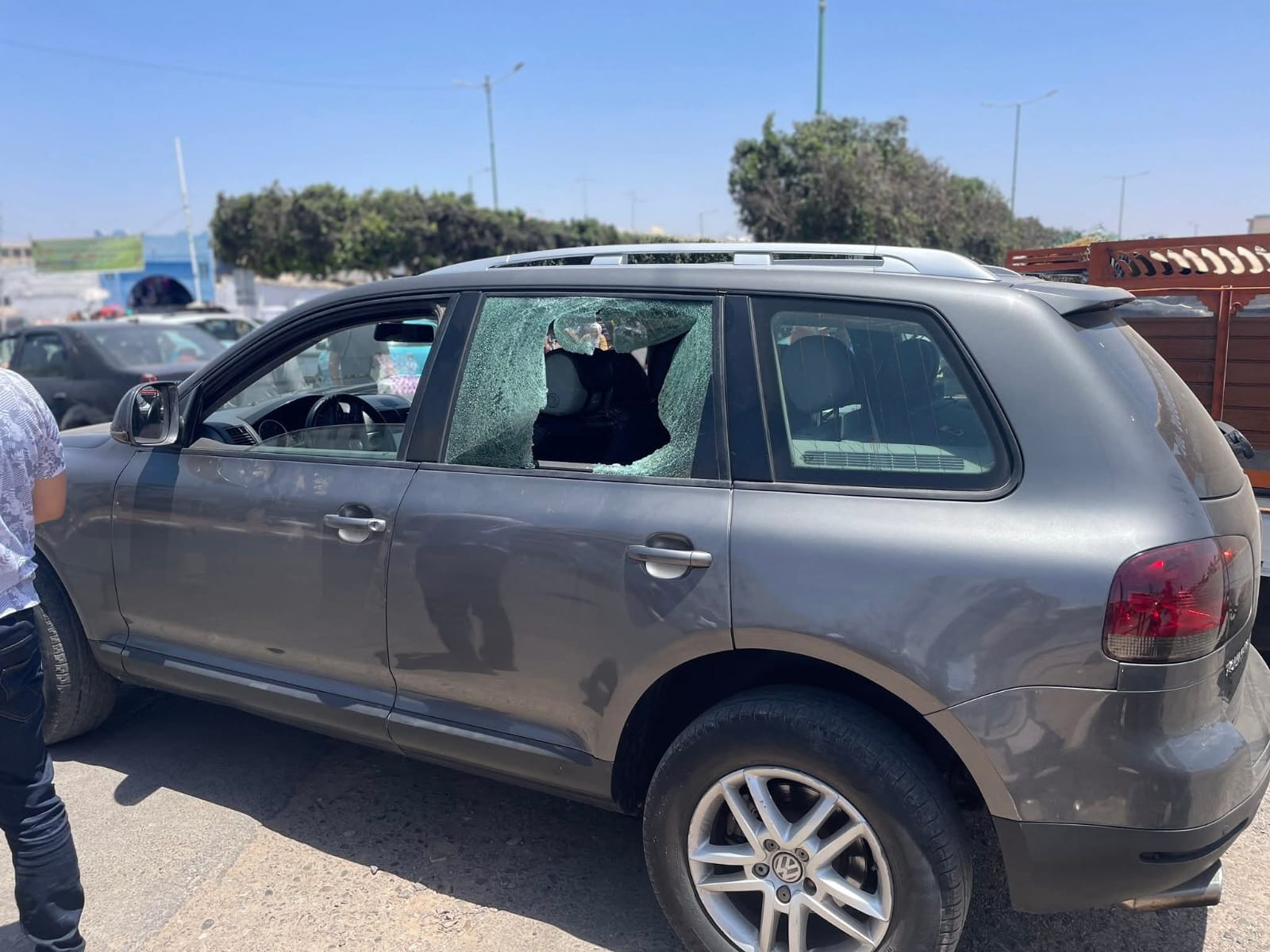 إنزكان: مختل عقلي يهاجم سيارة في الشارع العام ويهشم زجاجها