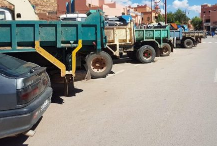 جدل بين مهنيي نقل مواد البناء والدرك الملكي بأكلو: اتهامات بالابتزاز ونفي رسمي