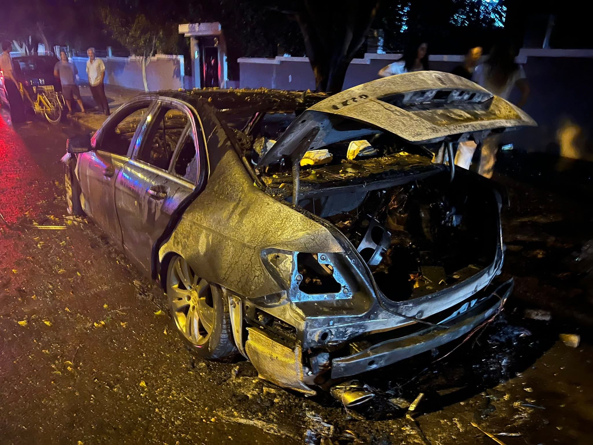 الحرارة المرتفعة تتسبب في احتراق سيارة