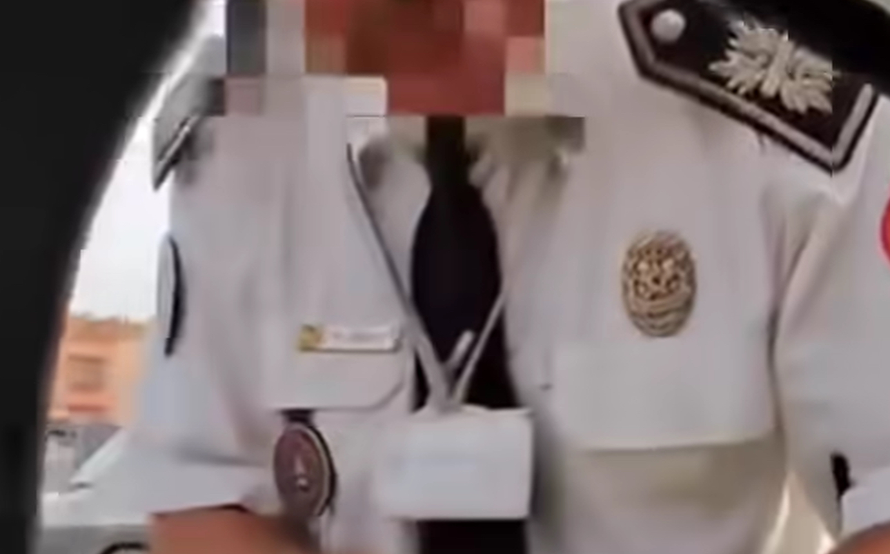 توقيف ضابط شرطة بمراكش ظهر في شريط فيديو يحاول إستخلاص مخالفة بطريقة غير قانونية